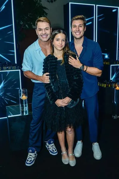 Danilo Faro e o namorado, Stephan Freiberger, com Helena Faro
