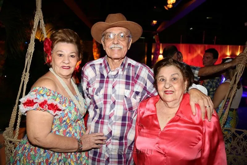 Amélia e Francisco José Barros de Oliveira e Eneide Barros