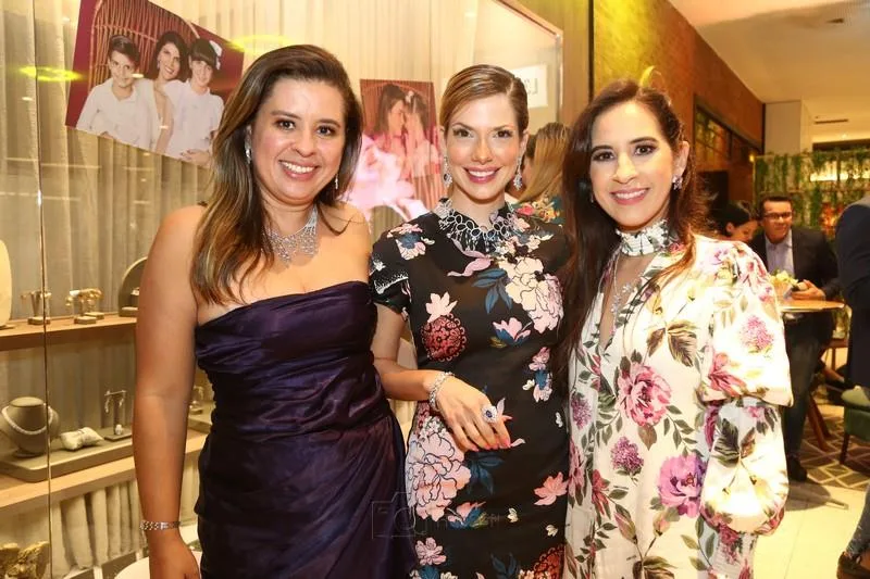 Camila e Caroline Ximenes com Ana Macedo