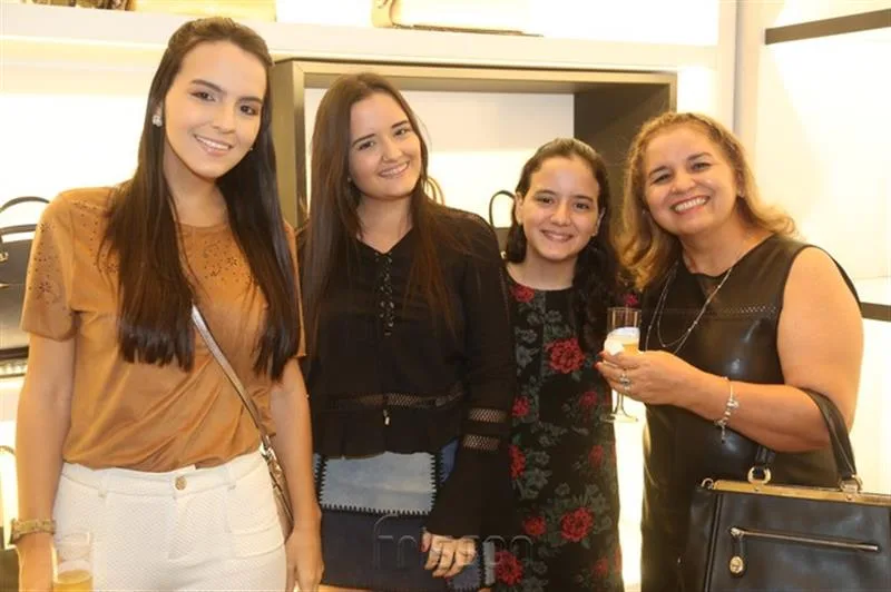 Claudia, Cristina, Clara e Itamara Aguiar