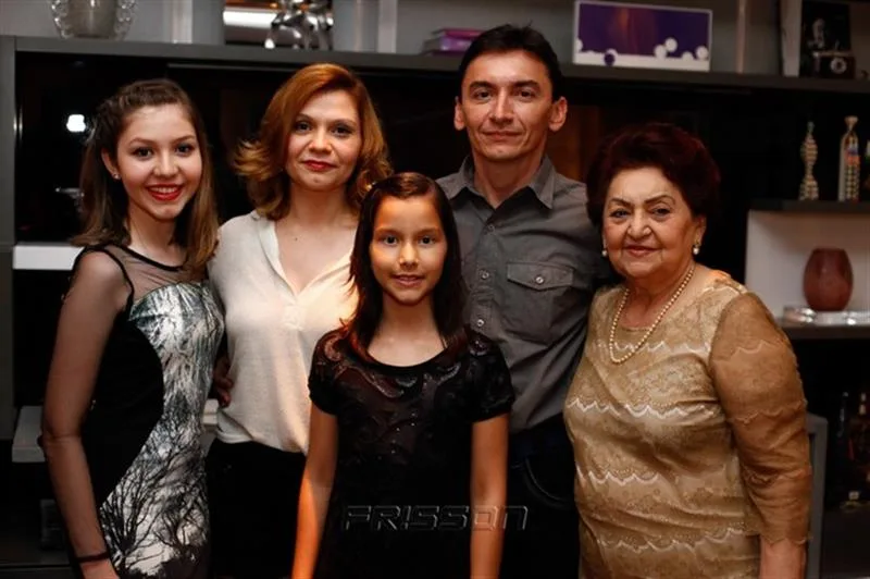 Beatriz, Greice, Ronaldo, Elisa e Samira Mourão
