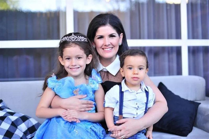 Priscila Capelo com babys