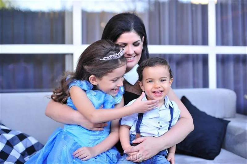 Priscila Capelo com babys