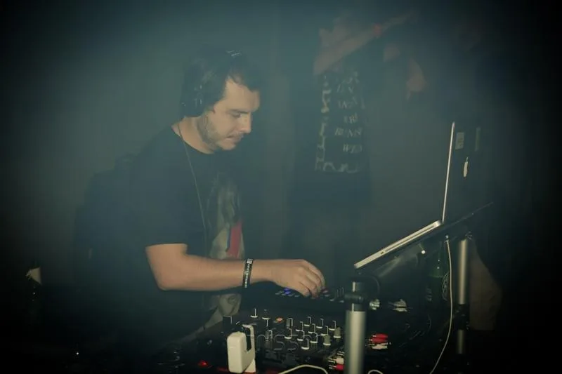 Dj