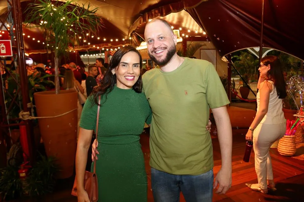 Camila Moura e Aarão Bayde