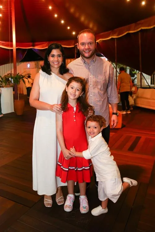 Carla Peixoto e Felipe Gomes com os Filhos