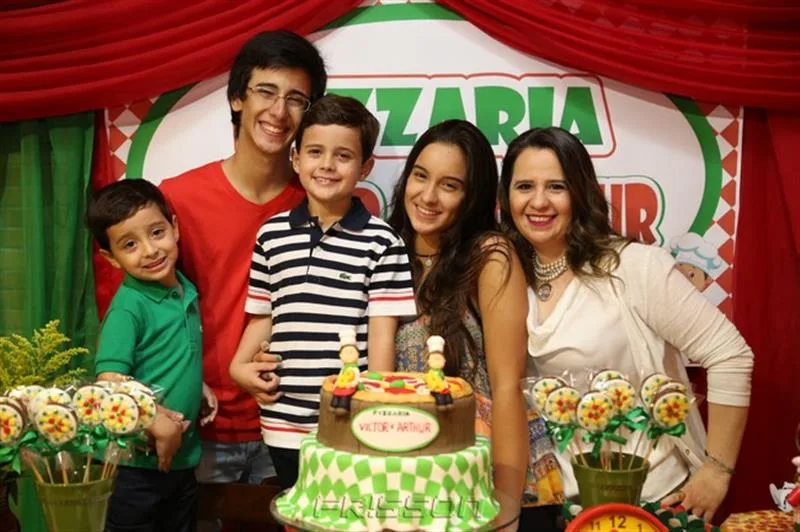 Arthur Barroso, Matheus Castro, Victor Barroso, Luiza e Fabiola Castro
