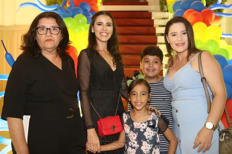 Carmen, Carla Regia, Sofia, Cairon e Carol Ribeiro,