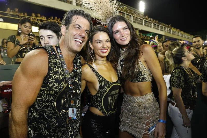 Álvaro Garnero, Ísis Valverde e Lou Montenegro
