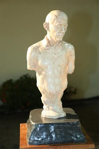 Exposição a um palmo do artista Assis Filho