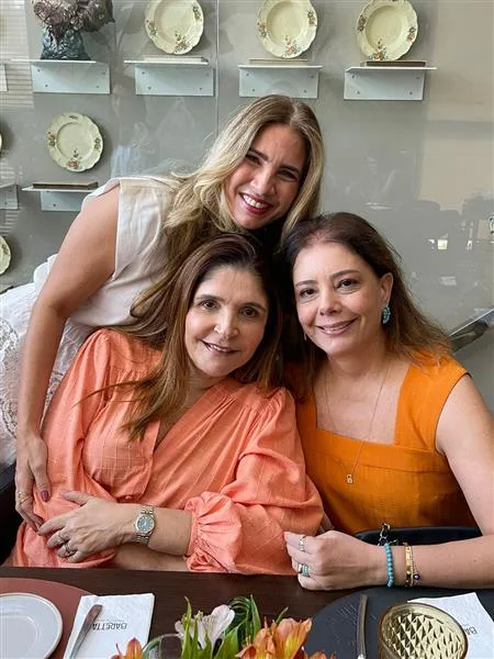 Karmilse Marinho, Chrystiane Figueiredo e Cláudia Gradvohl