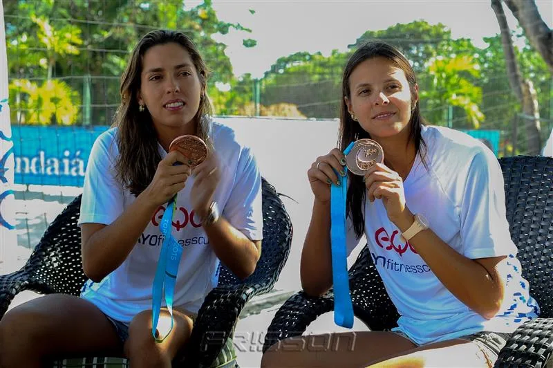 Jogadoras de vôlei de praia Carol e Lili