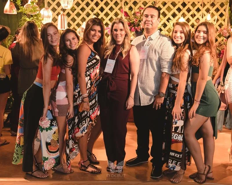 Sophia Souza, Livia Fornagero, Nina Uchôa, Clarice Gonçalves e Bianca Villar com Adriana Loureiro e Raphael Joca