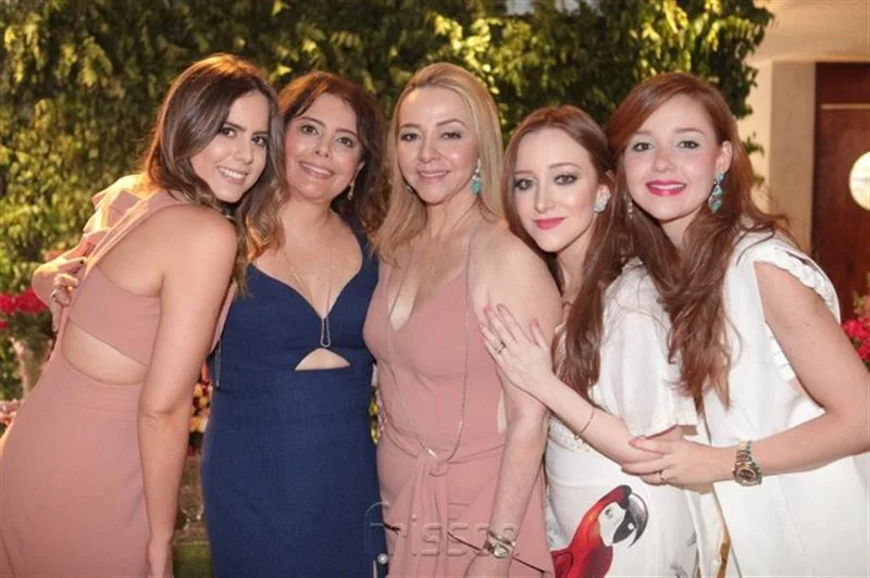 Bia, Claudia Gradvohl, Sandra, Mariah e Larissa Fujita
