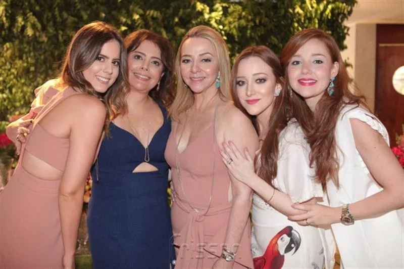 Bia, Claudia Gradvohl, Sandra, Mariah e Larissa Fujita