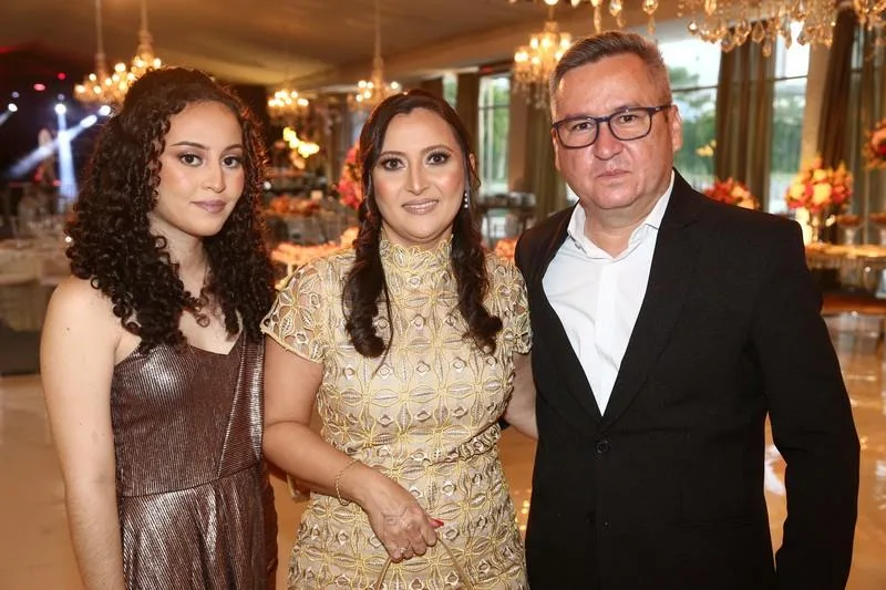Andressa, Andréa e Ricardo Alves