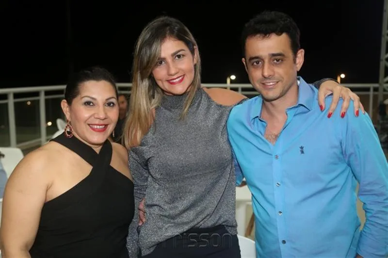 Beth Lima, Emanuelle Mendes e Roberto Caracas