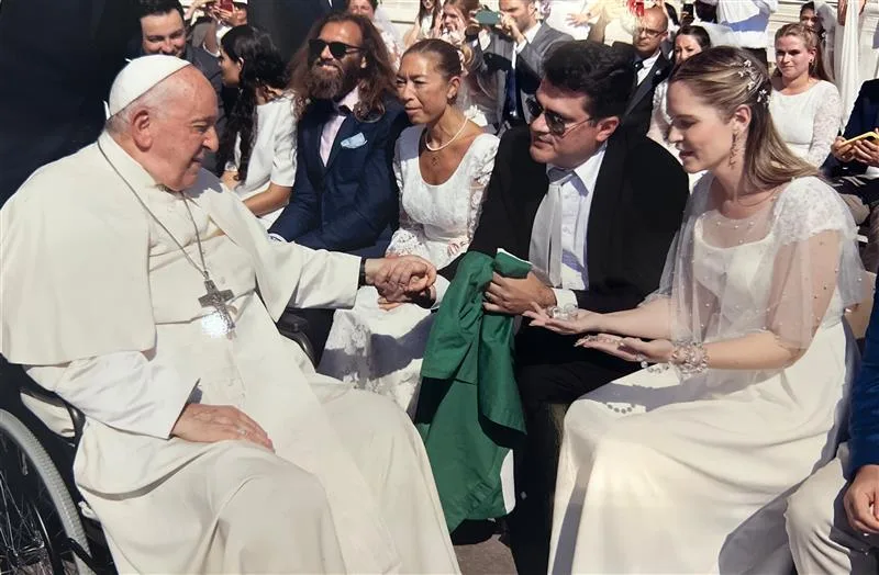 Camilla e Melchior abençoados pelo Papa