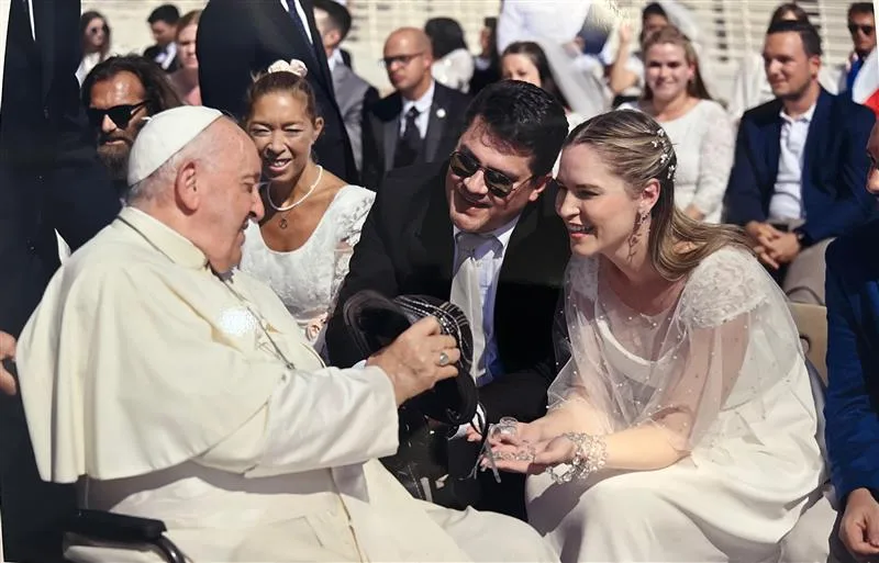 Camilla e Melchior abençoados pelo Papa