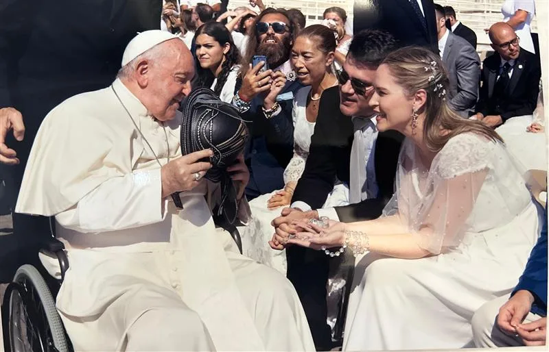 Camilla e Melchior abençoados pelo Papa