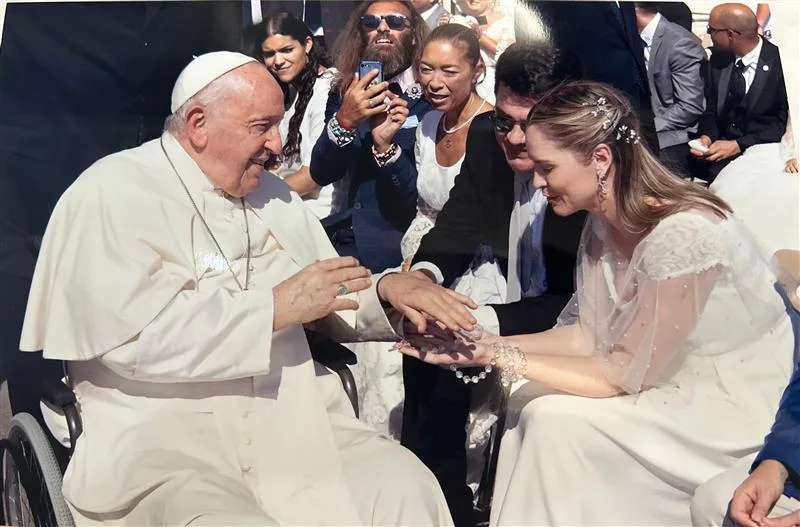 Camilla e Melchior abençoados pelo Papa
