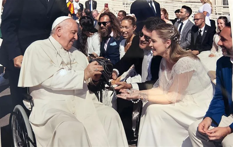 Camilla e Melchior abençoados pelo Papa