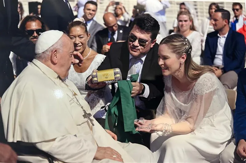 Camilla e Melchior abençoados pelo Papa