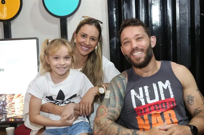 Isabela, Jeniffer e Thiago Melo