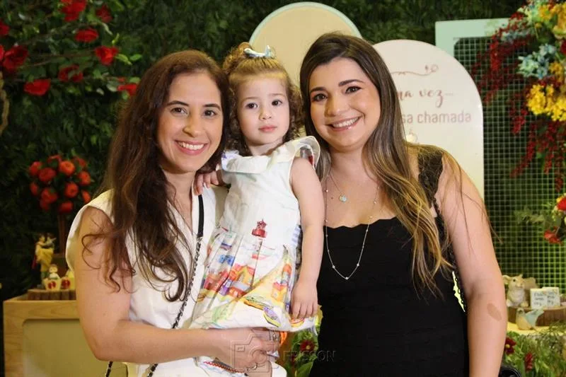 Caroline, Júlia Ximenes e Cidianne Eldo