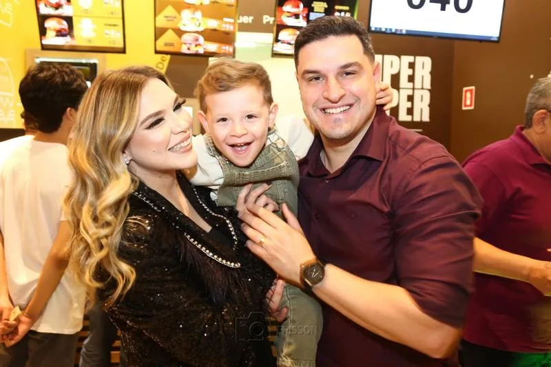 Ariana, Niko e Victor Agra
