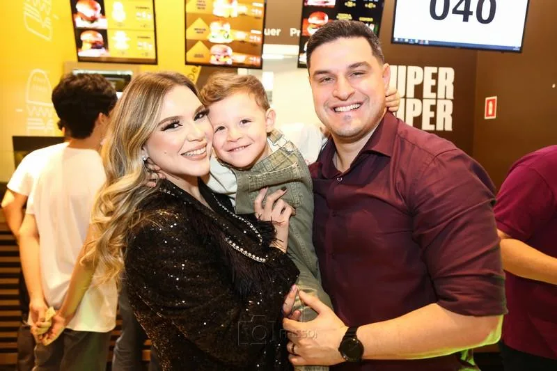 Ariana, Niko e Victor Agra