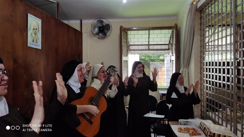 Irmãs Carmelitas cantando a jovem Yasmin.