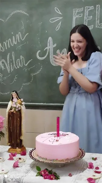 A jovem Yasmin Vilar escolheu o Carmelo Santa Teresinha para celebrar seus 15 anos.