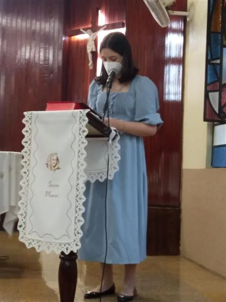 Yasmin fazendo a leitura na Santa Missa.