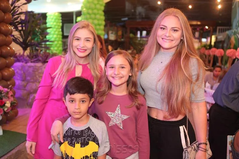 Aline, Gabriel, Yasmim e Leninha Leonisio