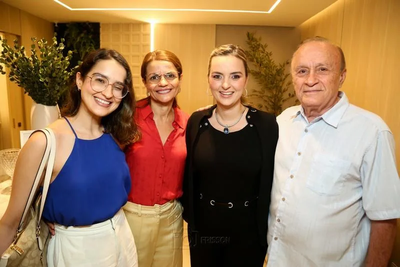 Carol, Sthela, Marielle e Sérgio Regadas