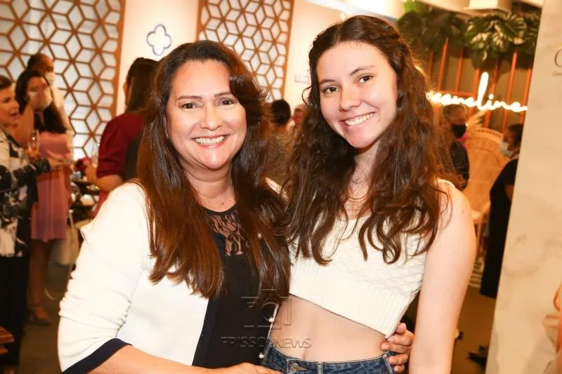 Cássia e Lara Lago