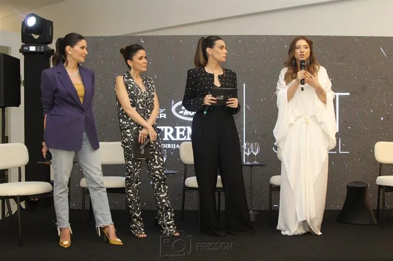 Aline Pinho, Tatiana Machado, Camila Melo e Emília Buarque