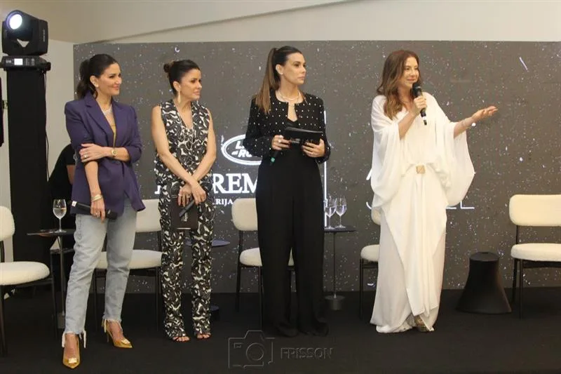 Aline Pinho, Tatiana Machado, Camila Melo e Emília Buarque