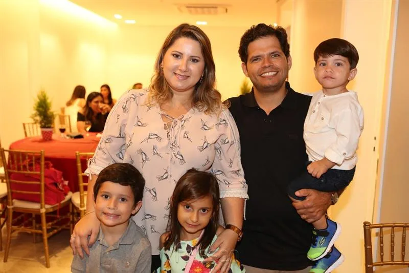 Aline, Isaque, Pedro, Miguel e Cecilia Alves