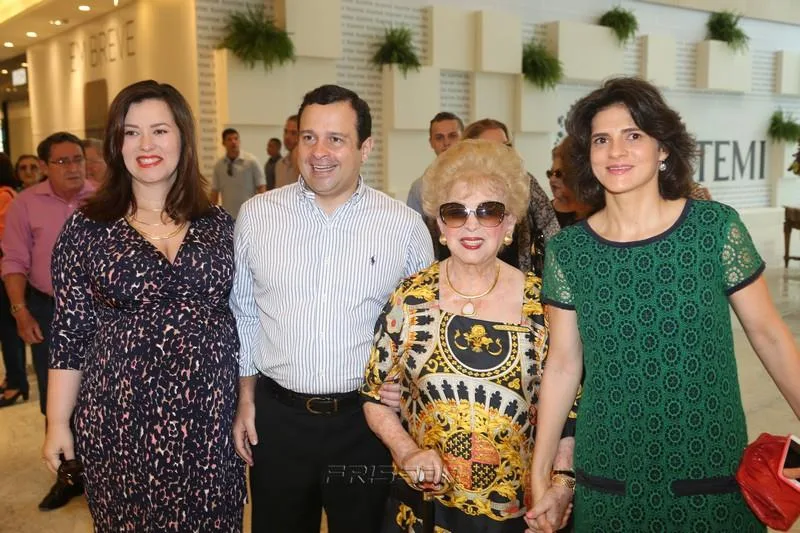 Aline e Igor Barroso, D. Yolanda Queiroz e Joana Jereissati