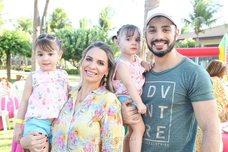 Alice, Alessandra, Aline e Rafael Ferreira