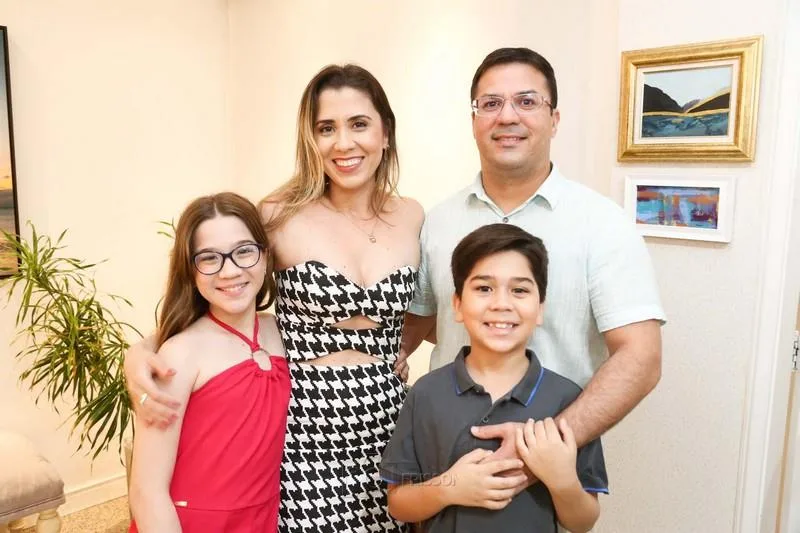 Chloe, Louise, Benjamin e Cássio Saboia