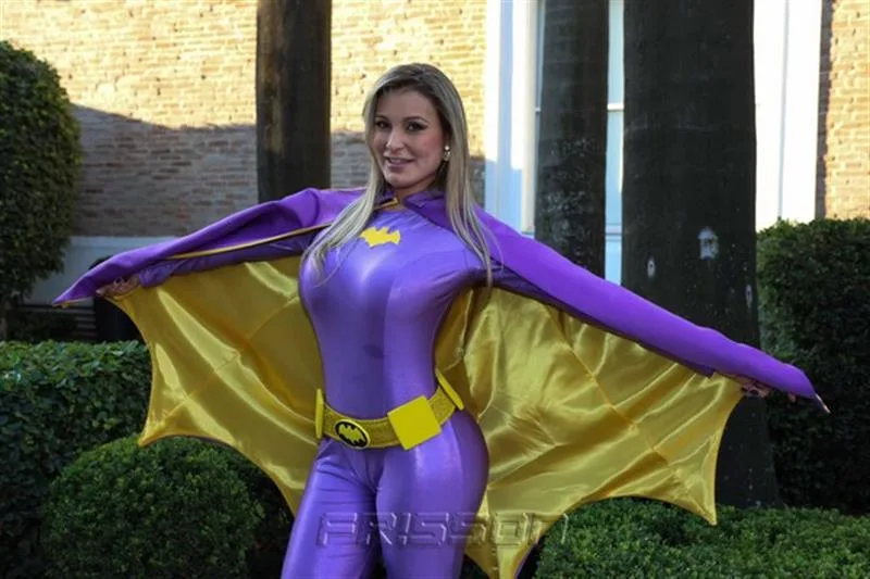 Andressa Urach se fantasia de batgirl