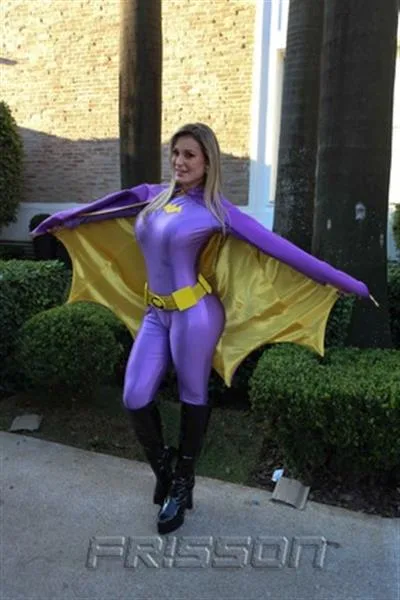 Andressa Urach se fantasia de batgirl