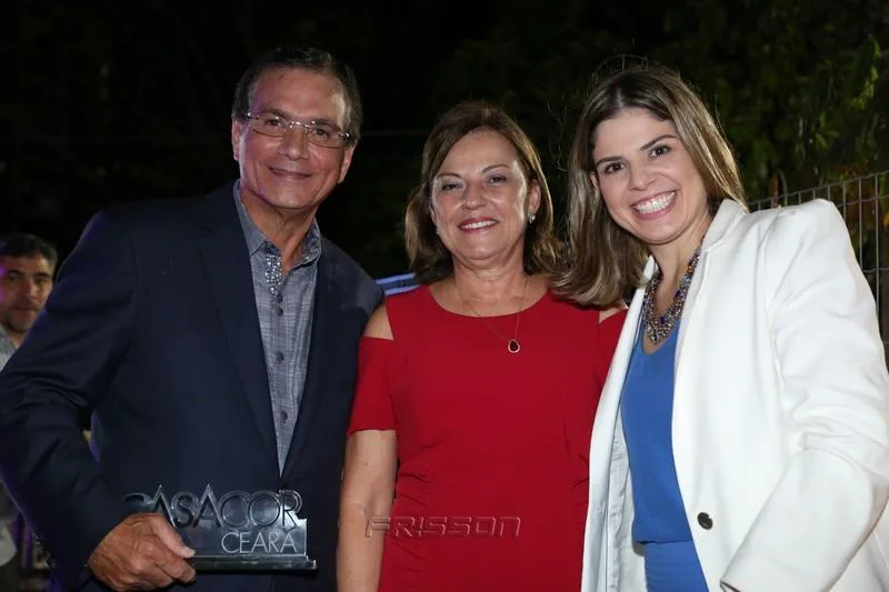 Beto e Ana Studart e Carol Bezerra