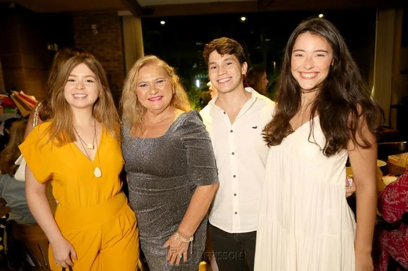 Alessandra Magalhães, Beth Pessoa, Luis Gustavo Magalhães e Alice Maia