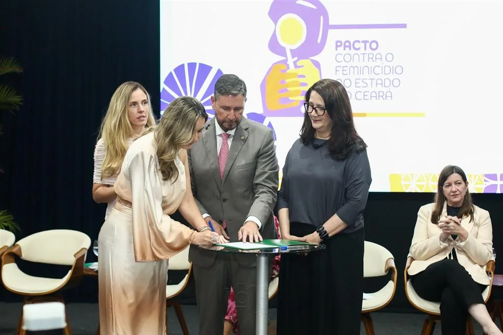 Augusta Brito Assinando o Pacto