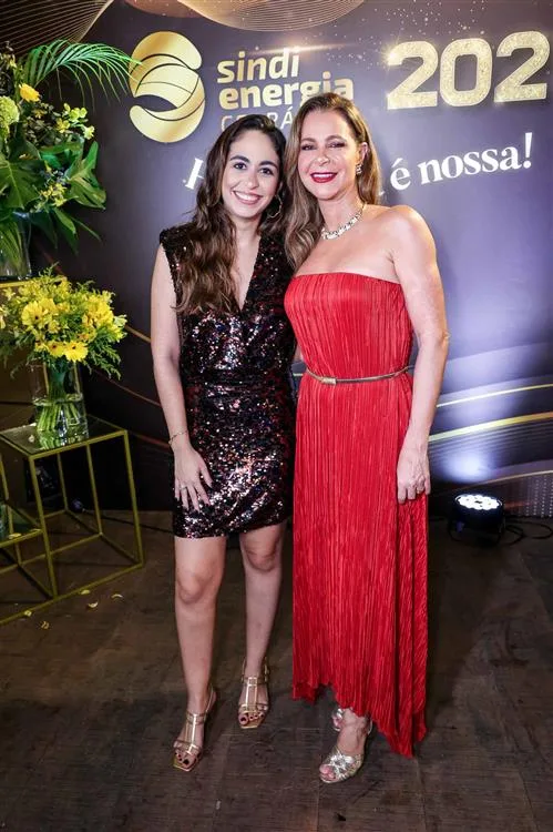 Amanda e Larissa Queiroz