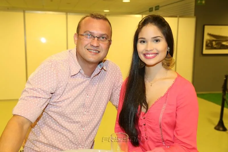 Alexandre Soares e Débora Lima